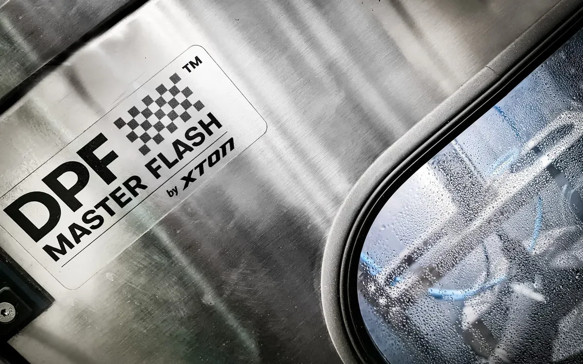 Detaliu al mașinii DPF Master Flash cu logoul XTON